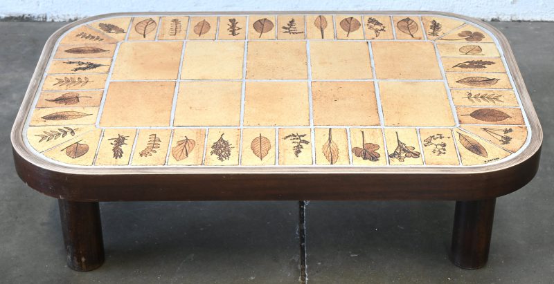 Een vintage salontafel, hout met keramische tegels, ontworpen door Roger Capron, model Herbier, gesigneerd.