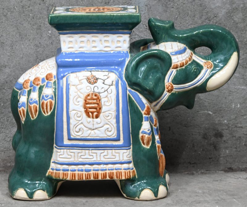 Een meerkleurig keramische olifant/piëdestal, Chinese origine.