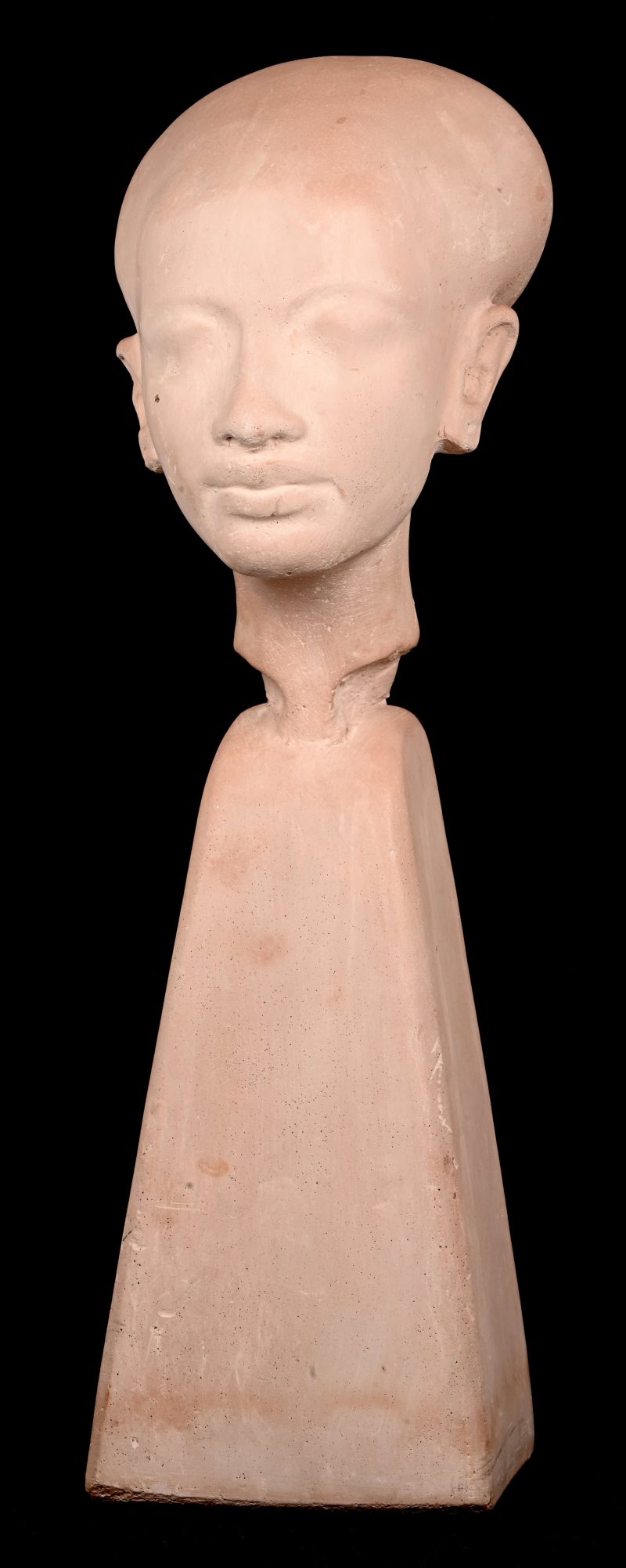 “Nefertiti”, een hoofd op sokkel, gegoten composiet, gesigneerd en gedateerd 3-11-2002.