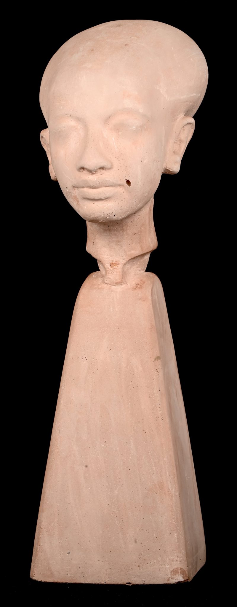 “Nefertiti”, een hoofd op sokkel, gegoten composiet, gesigneerd en gedateerd 3-11-2002.