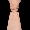 “Nefertiti”, een hoofd op sokkel, gegoten composiet, gesigneerd en gedateerd 3-11-2002.