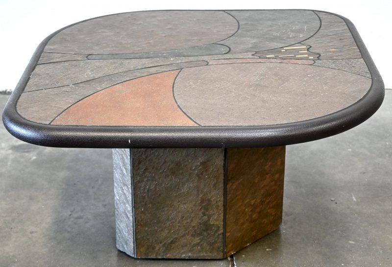 Een brutalistische salontafel, diverse materialen, toegeschreven aan Paul Kingsma.