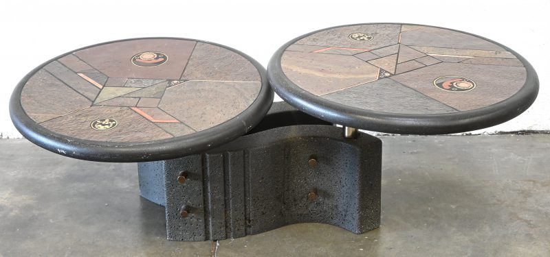 Een brutalistische salontafel, diverse materialen, 2 modulaire bladen, ontworpen door Paul Kingsma.