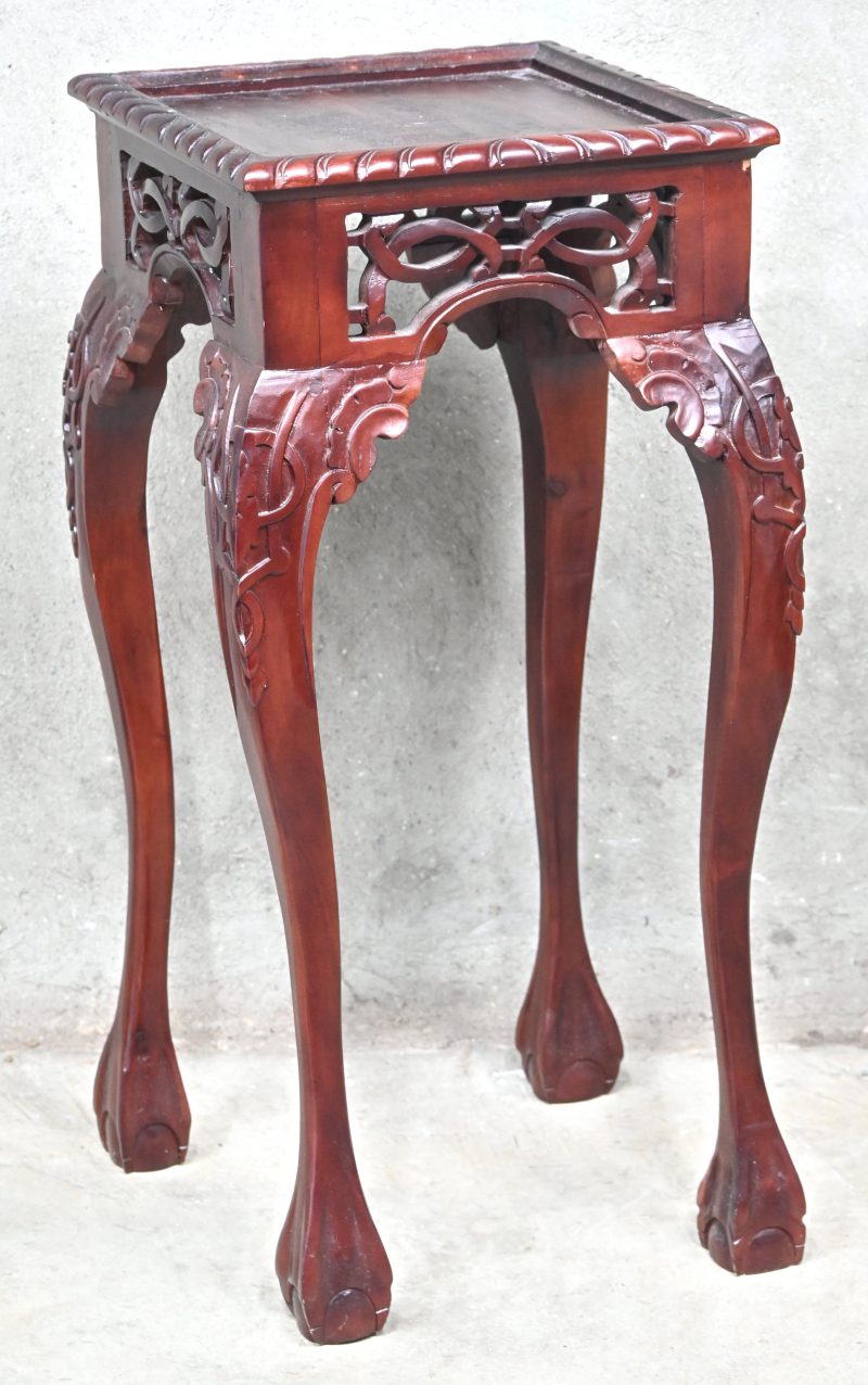 Een Chinese gesculpteerd houten piëdestal.