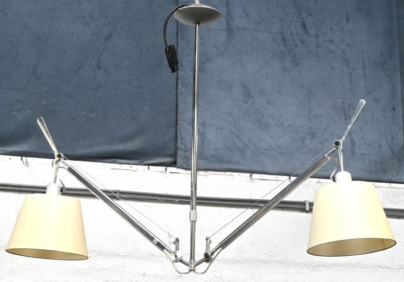 Een design hanglamp, Artemide Tolomeo Duo, één kapje geplakt.