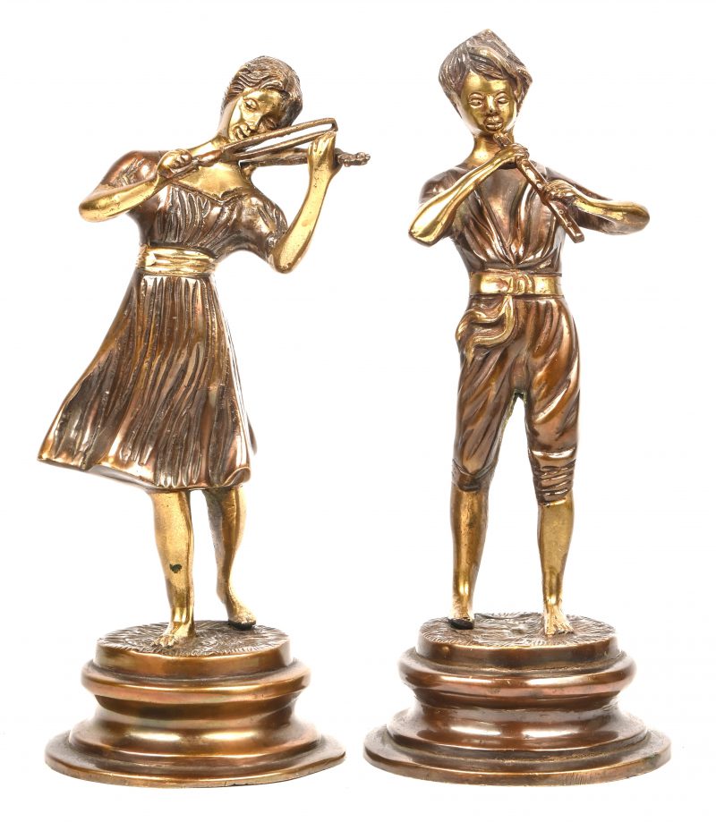 Een paar bronzen beeldjes van een vioolspelende vrouw en een fluitspeler. Niet  getekend.