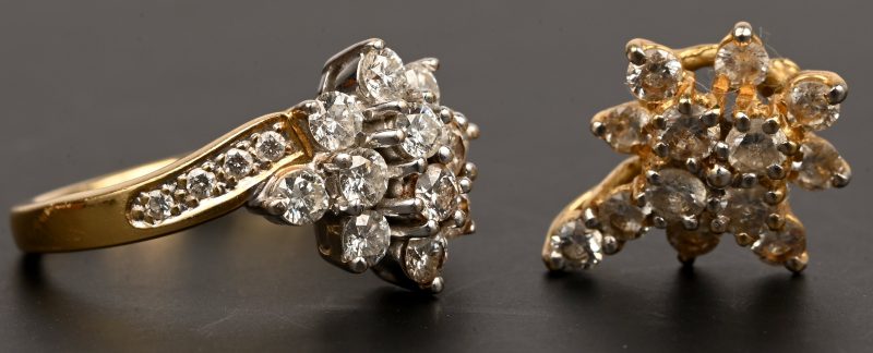 Een 18 kt wit en geelgouden ring met bijpassende hanger bezet met briljanten met een gezamenlijk gewicht van +- 1,10 ct.