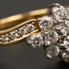 Een 18 kt wit en geelgouden ring met bijpassende hanger bezet met briljanten met een gezamenlijk gewicht van +- 1,10 ct.