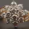 Een 18 kt wit en geelgouden ring met bijpassende hanger bezet met briljanten met een gezamenlijk gewicht van +- 1,10 ct.