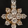Een 18 kt wit en geelgouden ring met bijpassende hanger bezet met briljanten met een gezamenlijk gewicht van +- 1,10 ct.