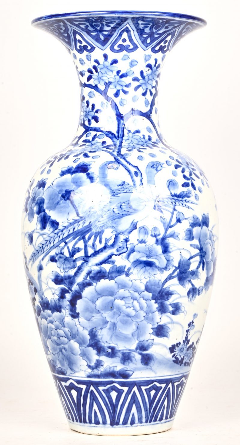 Een kraagvaas van blauw-wit geglazuurd porselein. Met een decor van vogels en bloesems. Niet gemerkt.