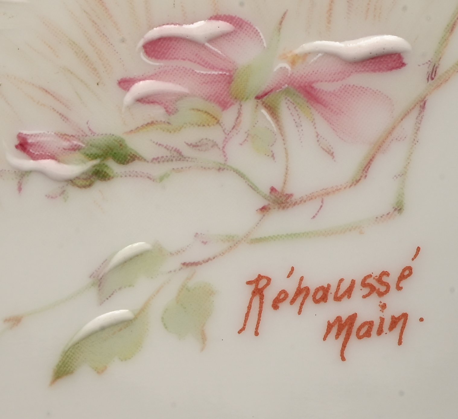 Een paar hoge dekselpotten van beschilderd Limoges porselein. Met een decor van appelbloesem. Gemerkt; Limoges Een paar hoge dekselpotten van beschilderd Limoges porselein. Met een decor van appelbloesem. Gemerkt; Limoges.