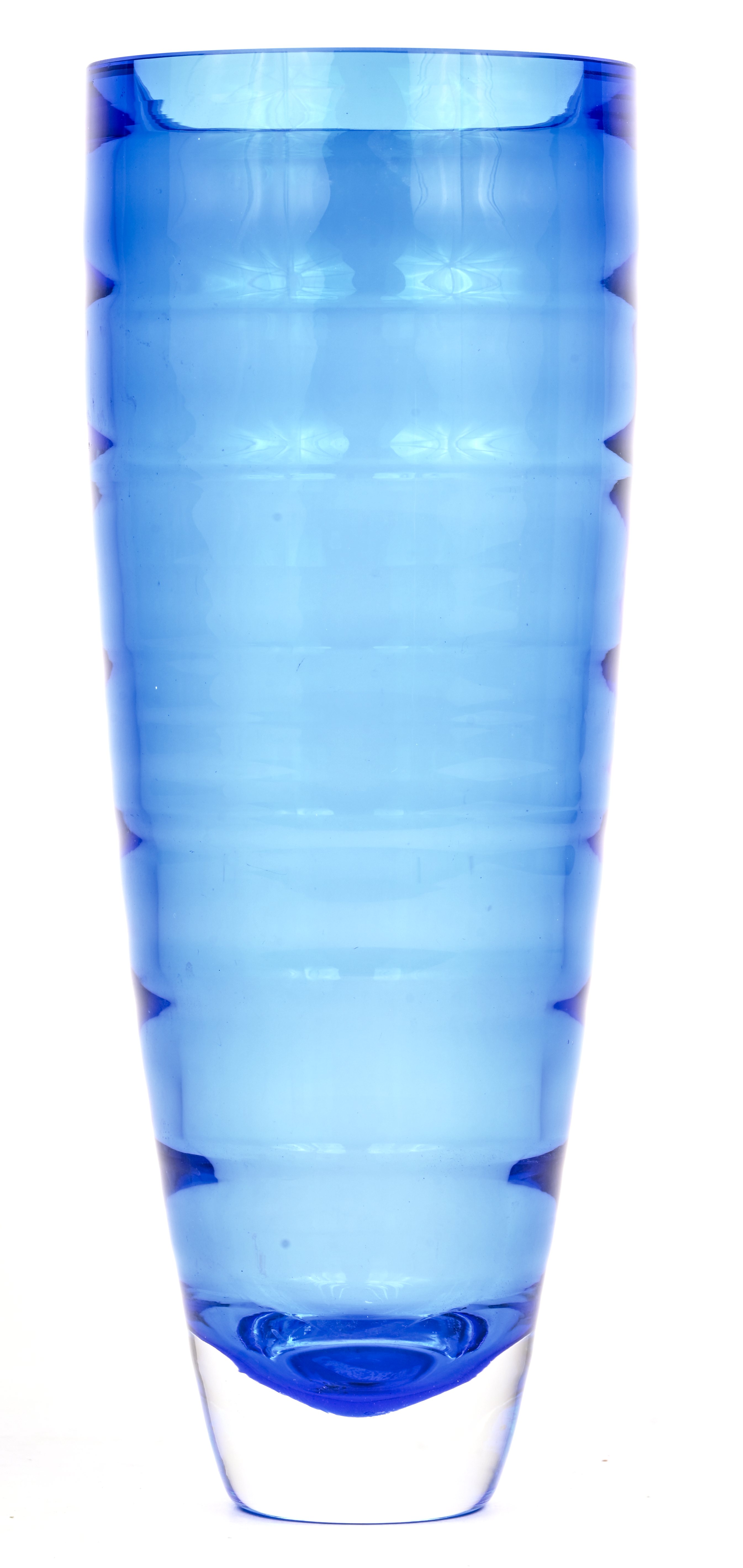 Een strakke glazen vaas, blauw in de massa gekleurd Een strakke glazen vaas, blauw in de massa gekleurd.