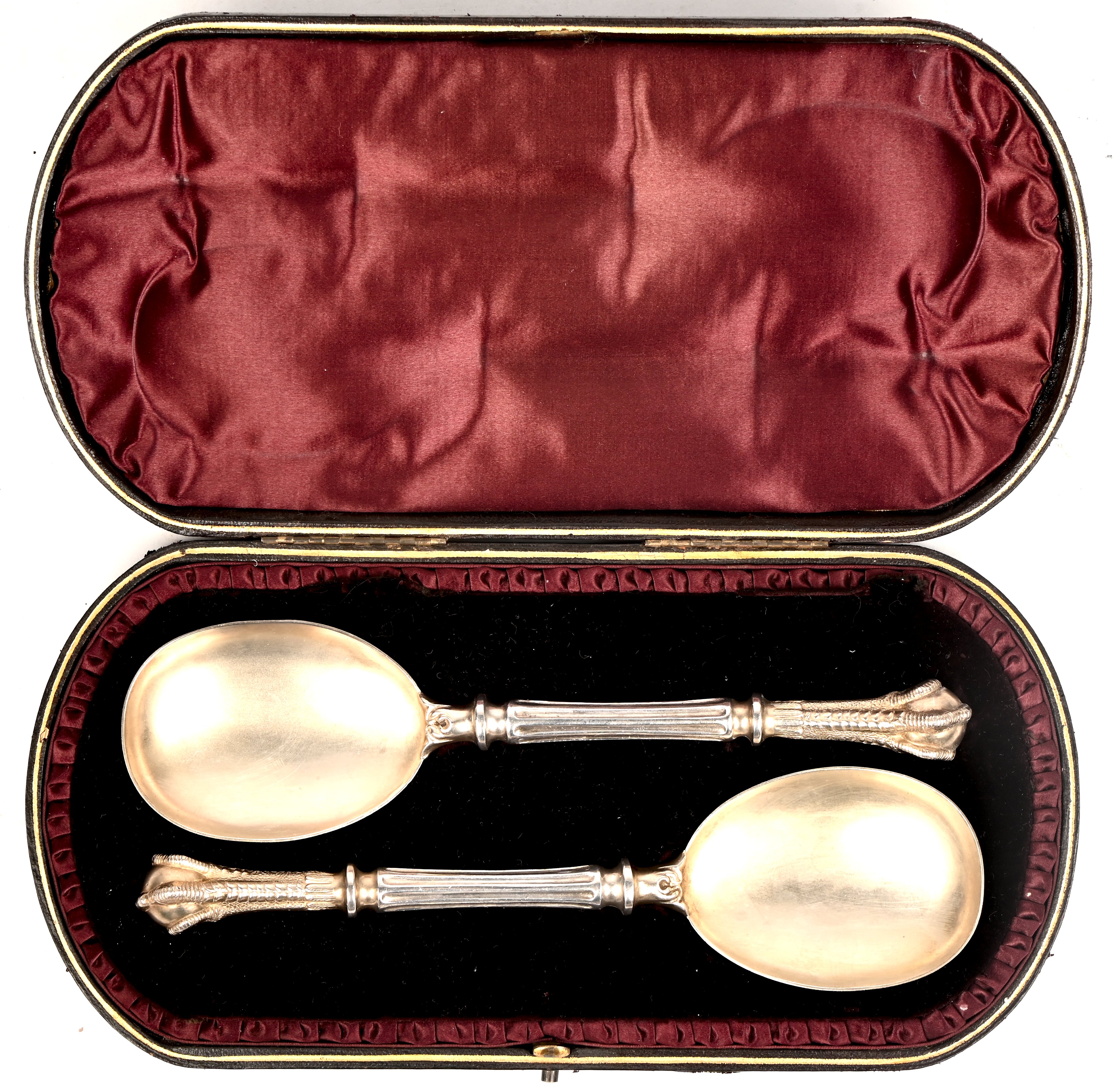 Twee zilveren lepels in hun originele etui met Engelse keuren, Birmingham, George Unite & Sons, 1890 Twee zilveren lepels in hun originele etui met Engelse keuren, Birmingham, George Unite & Sons, 1890.