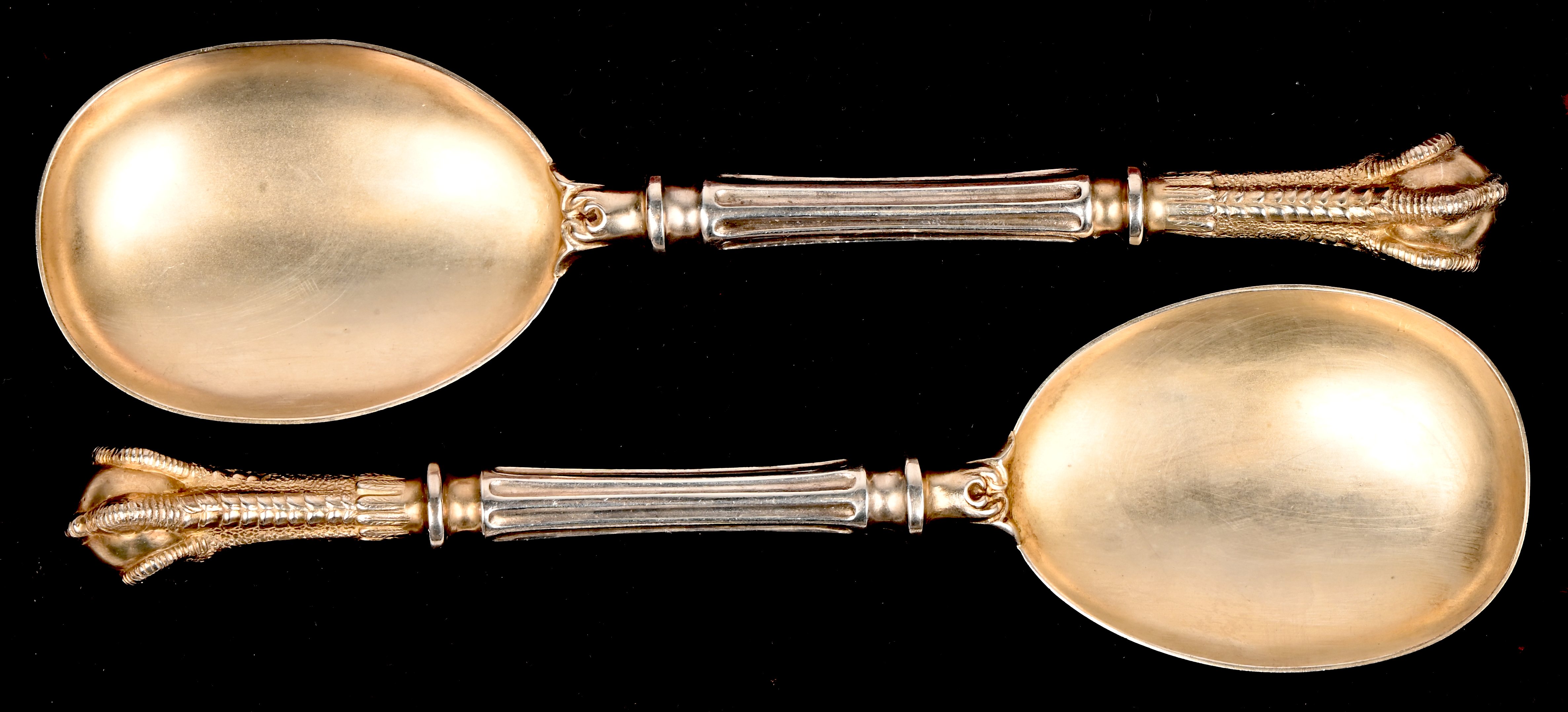 Twee zilveren lepels in hun originele etui met Engelse keuren, Birmingham, George Unite & Sons, 1890 Twee zilveren lepels in hun originele etui met Engelse keuren, Birmingham, George Unite & Sons, 1890.