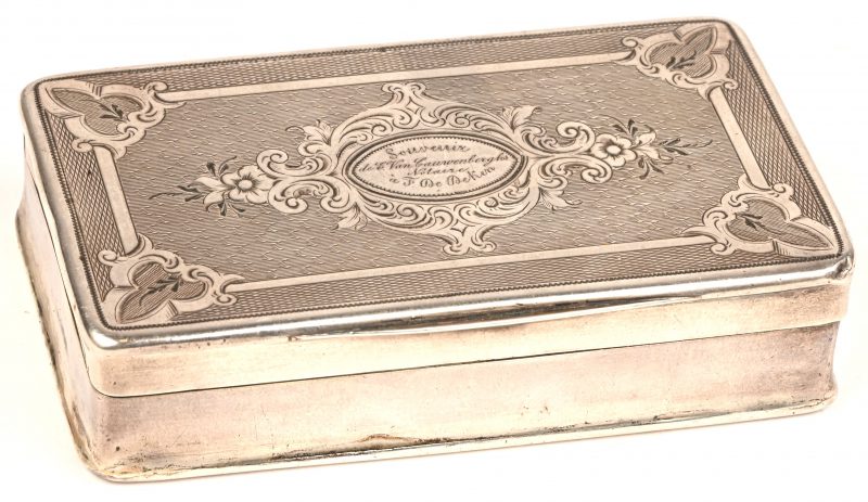 Een zilveren doosje met opschrift ‘Souvenir de E. Van Cauwenberghs Notoire à F. De Deken. 100 gram.