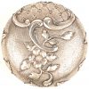Een rijkelijk gedecoreerde zilveren poederdoos met initialen D S. 75 gram.