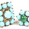 Een lot filigrain zilver bestaande uit oorbellen, broches en hangertjes, toegevoegd 2 zilveren ringen bezet met turquoise.