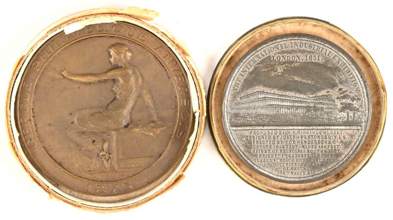 Een lot van 2 herdenkingspenningen: The international industrial exhibition, London 1851, wit metaal en Cercle Philatelique Anversois 1875, brons.