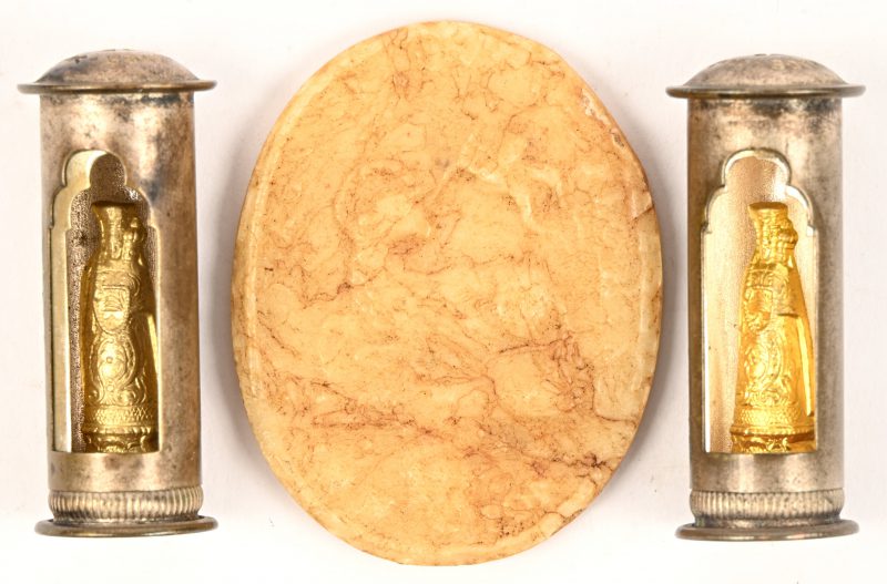 Een Patacon, vroeger gebruikt om feestbroden mee te versieren, met religieus decor. Toegevoegd 2 kokertjes: Souvenir de Pelerinage.