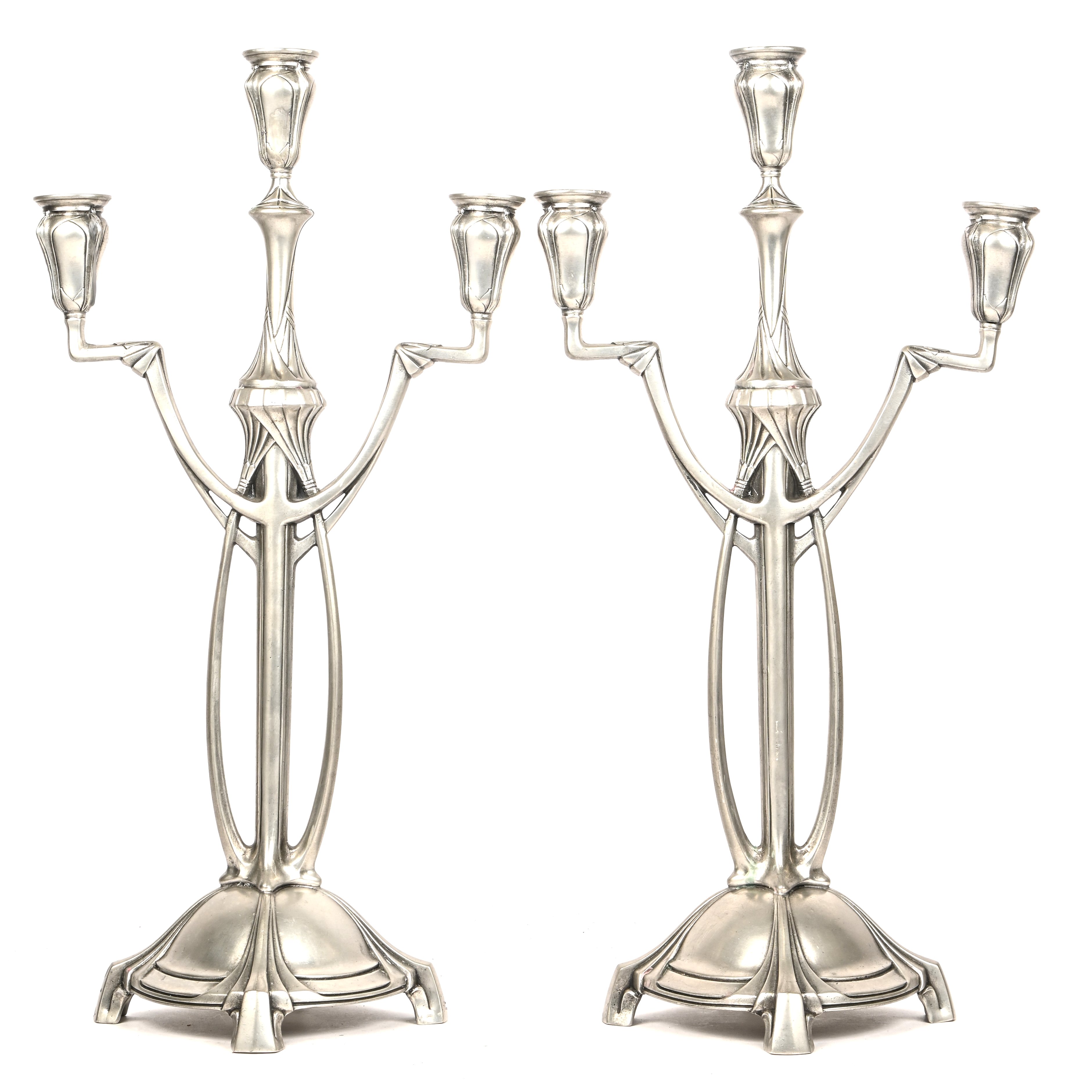 Een set tinnen kandelaars in art-nouveau stijl Een set tinnen kandelaars in art-nouveau stijl.