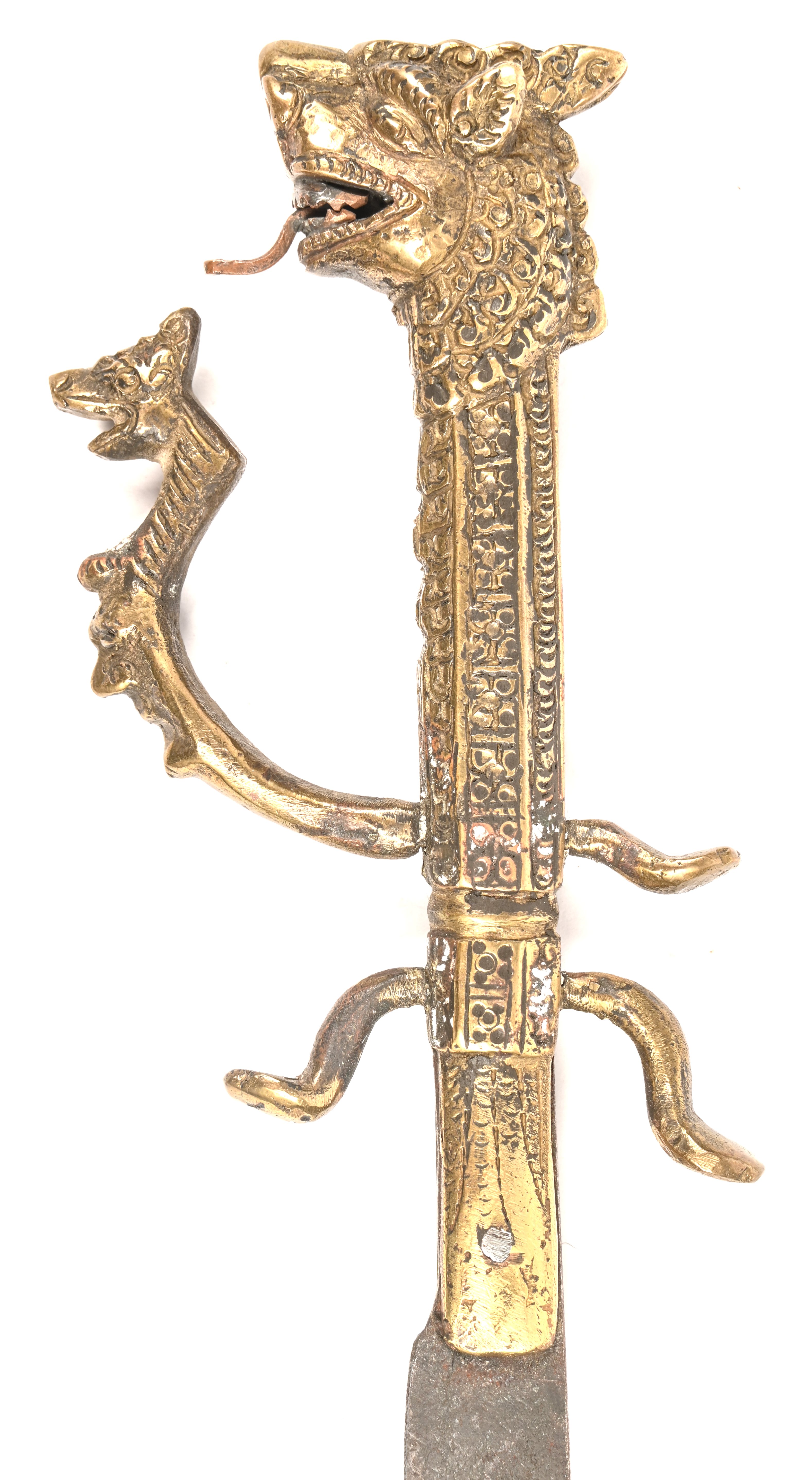 Een decoratieve Aziatische dolk, koper en staal Een decoratieve Aziatische dolk, koper en staal.