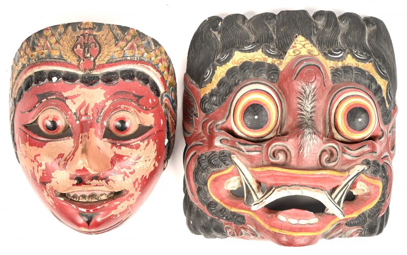 Een lot van twee polychrome houten maskers, Indonesische oorsprong.