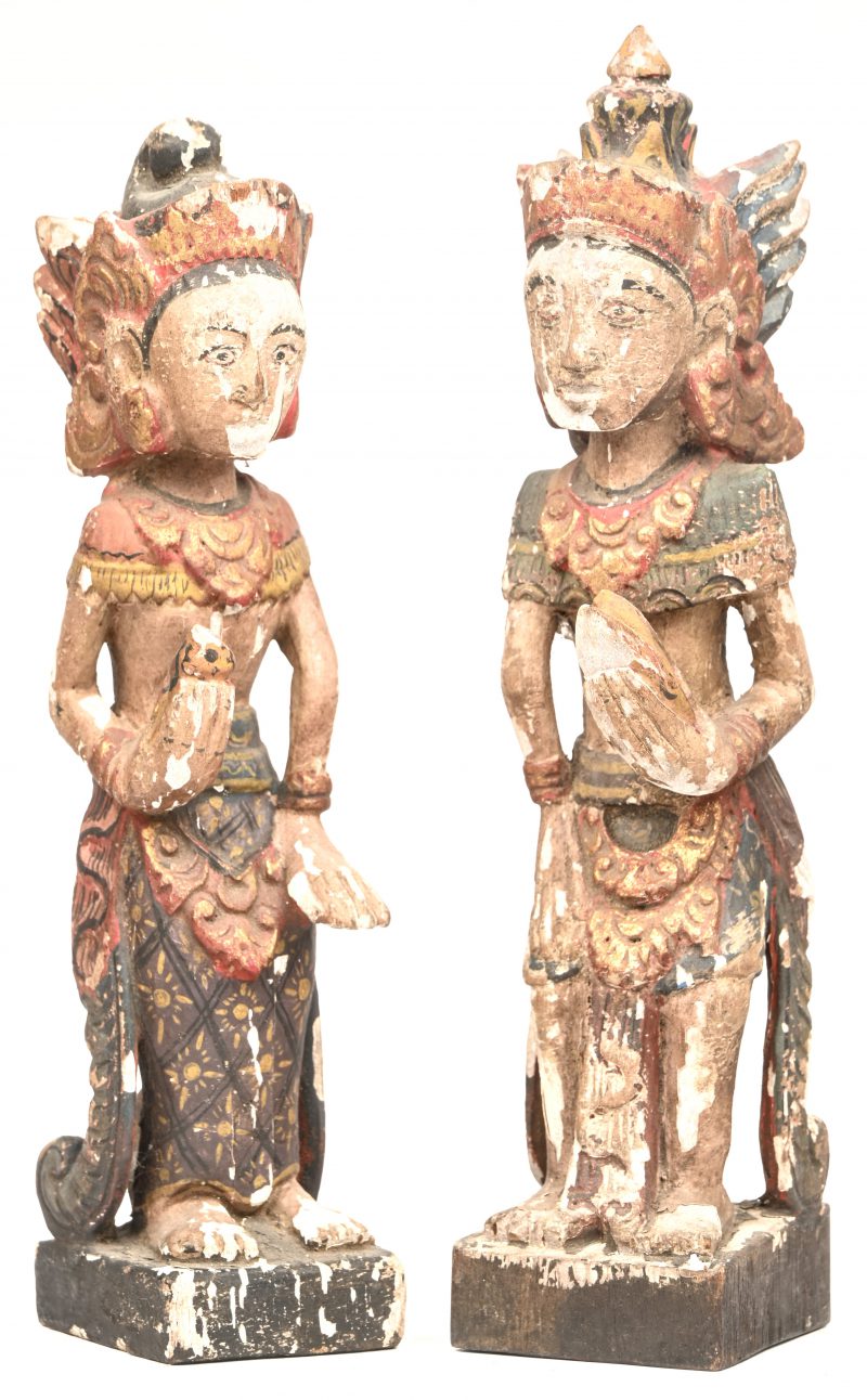 Een set van twee polychrome houten beeldjes, Indonesische oorsprong.