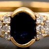 Een 18 kt geelgouden ring bezet met een centrale saffier van +- 0,20 ct. en 12 briljantjes.