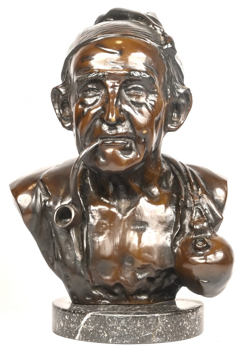 “Visser met pijp en kruikje”, een bronzen buste op marmeren voet, gesigneerd Vincenzo Cinque.