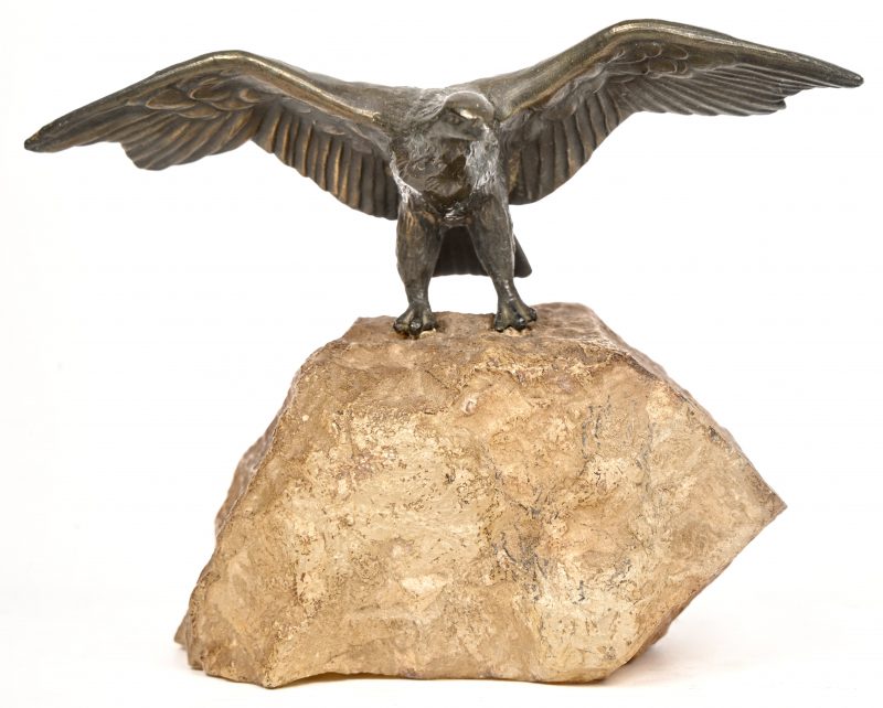 ‘Arend met gestrekte vleugels’, een klein bronzen beeldje gemonteerd op een steen. Niet getekend.