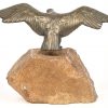 ‘Arend met gestrekte vleugels’, een klein bronzen beeldje gemonteerd op een steen. Niet getekend.