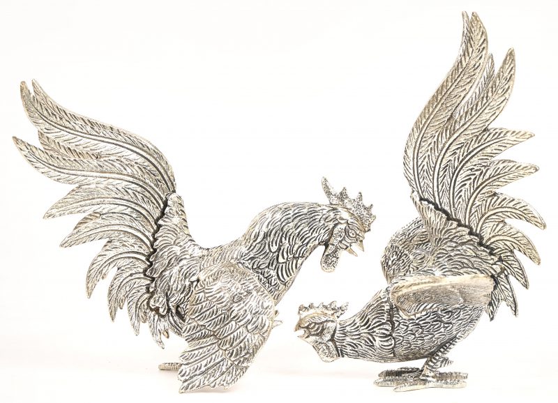 Een paar zilverkleurige metalen kemphanen.