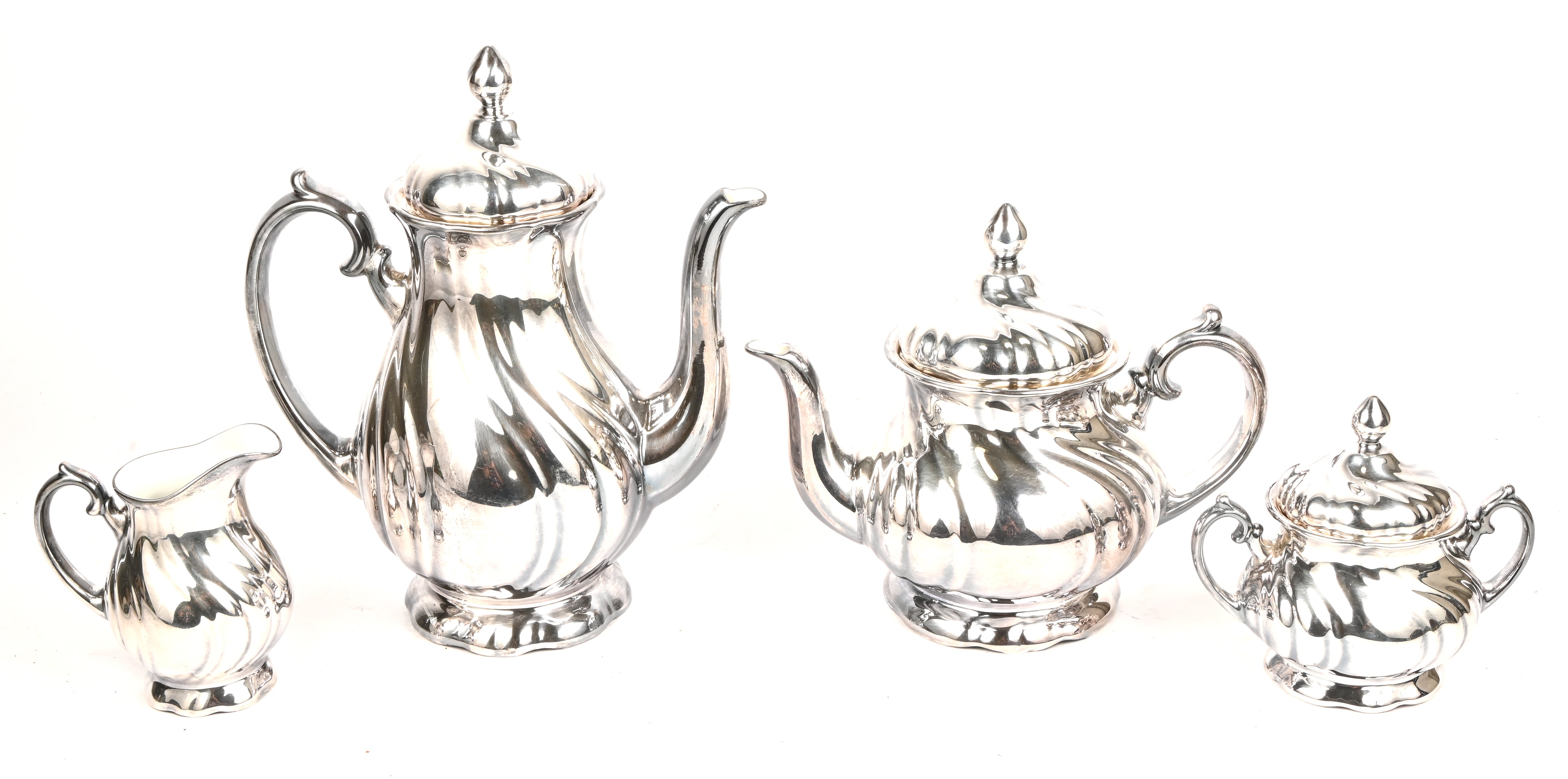 Een set zilverkleurige koffiepotten met melkkan en suikerpot Een set zilverkleurige koffiepotten met melkkan en suikerpot.