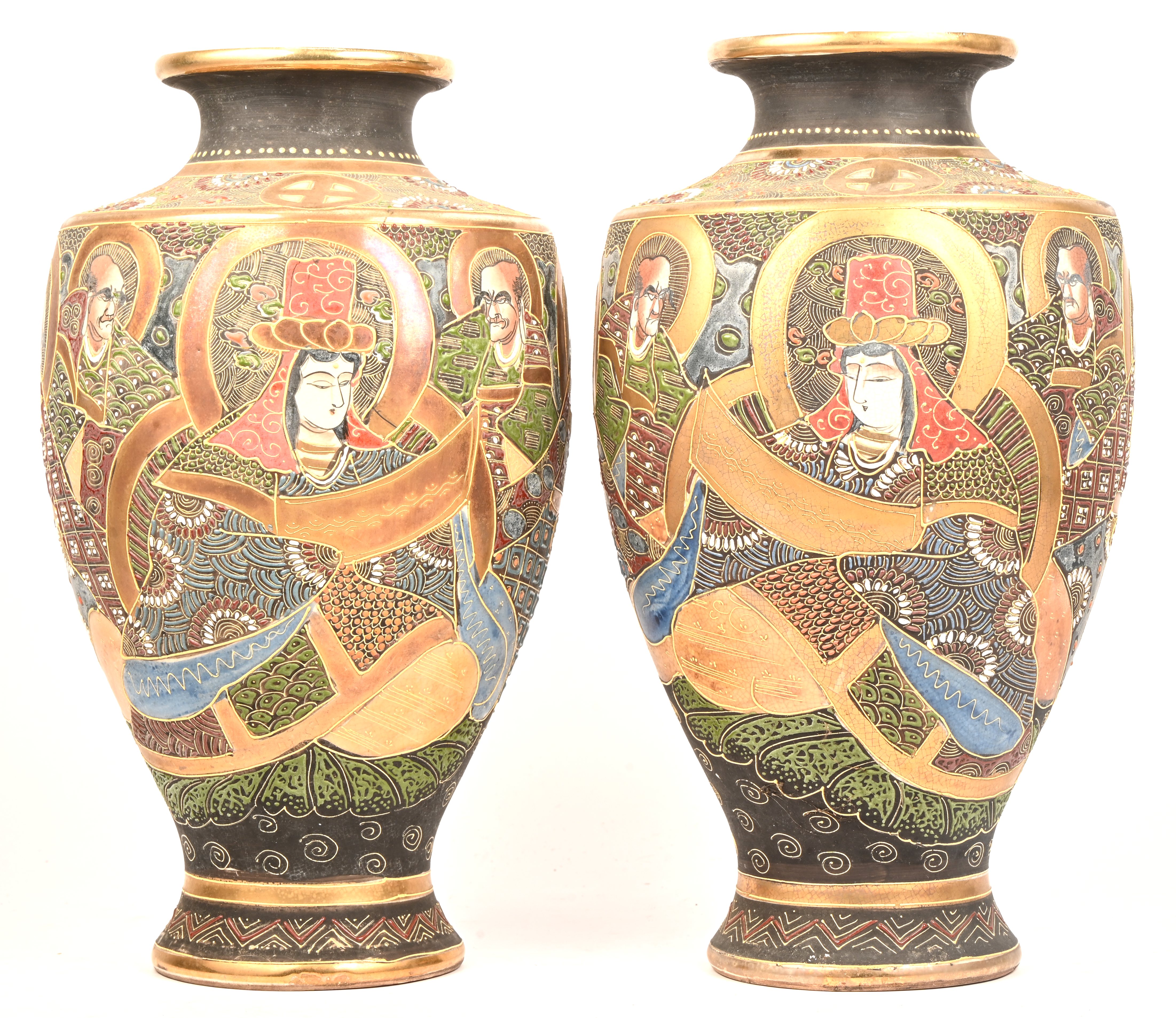 Een paar Japans porseleinen Satsuma vazen met meerkleurig en figuratief decor. Onderaan gemerkt Een paar Japans porseleinen Satsuma vazen met meerkleurig en figuratief decor. Onderaan gemerkt.