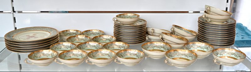 Een dessertservies bestaande uit 6 dessertbordjes, 12 koffiekopjes met schoteltjes en 12 theekopjes met 11 schoteltjes. Van Limoges porselein.