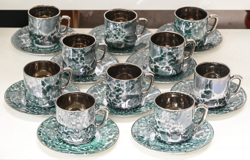 Een set van 10 kopjes en schoteltjes van groen gemarmerd porselein.