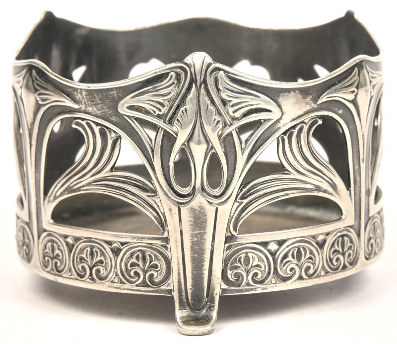 Een tinnen flessenhouder. Stijl Art Nouveau.