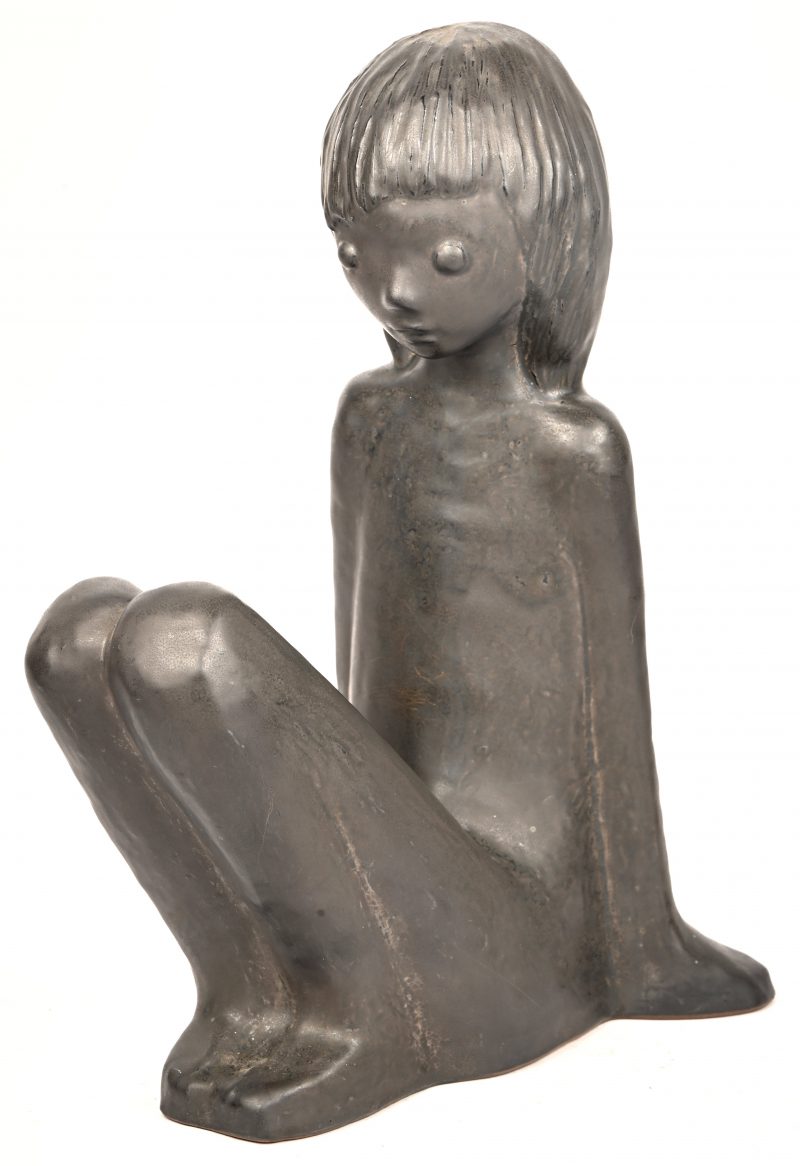 ‘Zittend meisje’, een aardewerken Amphora beeldje door Elie Van Damme. Gemerkt; N°12, AMPHORA.