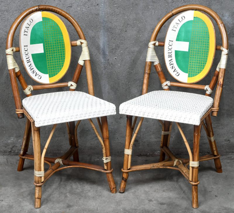 Een paar vintage rotan stoelen van het ECC tennistoernooi, Antwerpen 1982.  Op de rug het opschrift; Gasparucci Italo.