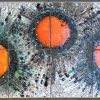 Een vintage salontafel met tegelblad op een verchroomd metalen onderstel. Met een decor van drie oranje sterren op een grijze achtergrond.