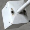Een staande lamp op mobiele voet, vintage medisch materiaal.