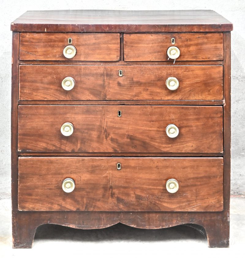 Antieke Engelse commode met twee kleine en drie grote laden.
