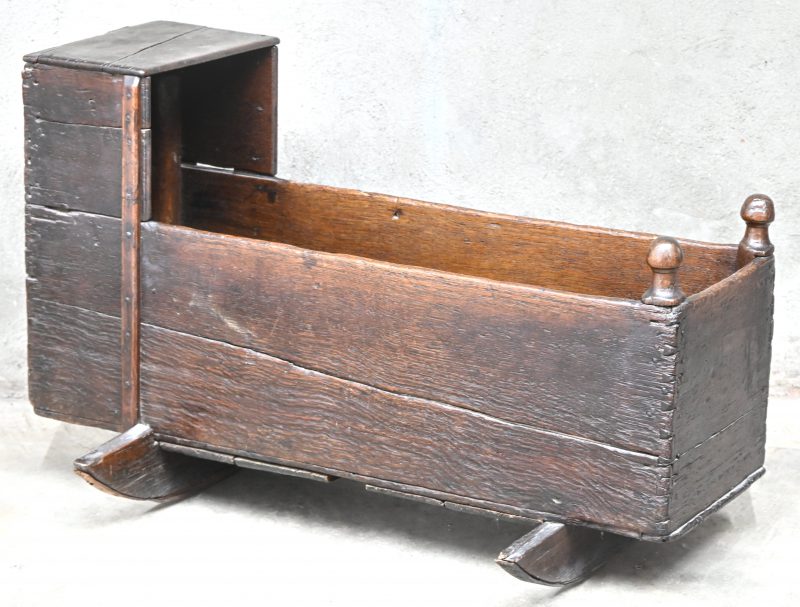 Een 19e eeuwse houten wieg.