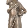 Een paar kandelaars met zeven lichtpunten, gedragen door bronzen kariathiden naar de Griekse oudheid, op rood en zwart gekleurde marmer. Eén voetstuk beschadigd. Einde XIXde eeuw.