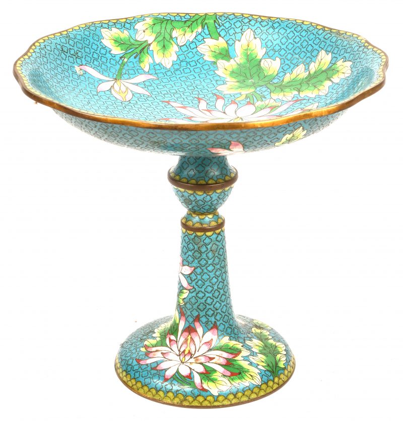 Een tazza van cloisonné op messing. Veelkleurige pleine page decor van pioenen op een lichtblauw veld.. Chinees werk, begin XXste eeuw.