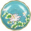 Een tazza van cloisonné op messing. Veelkleurige pleine page decor van pioenen op een lichtblauw veld.. Chinees werk, begin XXste eeuw.
