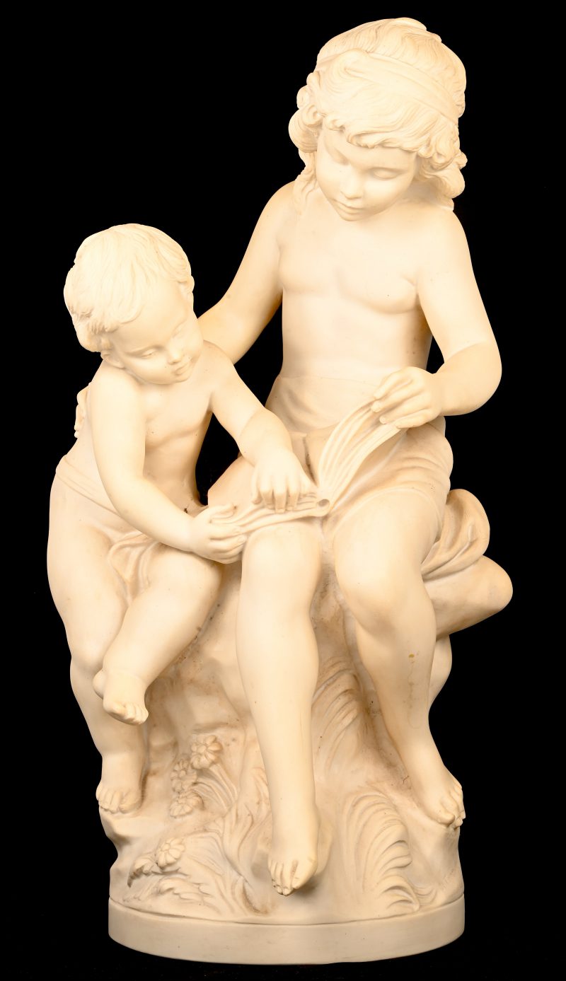 Een klassiek beeld van composiet, met twee lezend kinderen.