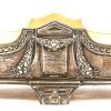 Een grote langwerpige milieu de table van gedreven zilver. Duitse keuren, 800/1000. Messingen binnenschaal. Decor met guirlandes. Opschrift m.b.t. een jubileum in het Osterriethuis in 1911.