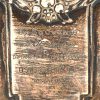 Een grote langwerpige milieu de table van gedreven zilver. Duitse keuren, 800/1000. Messingen binnenschaal. Decor met guirlandes. Opschrift m.b.t. een jubileum in het Osterriethuis in 1911.
